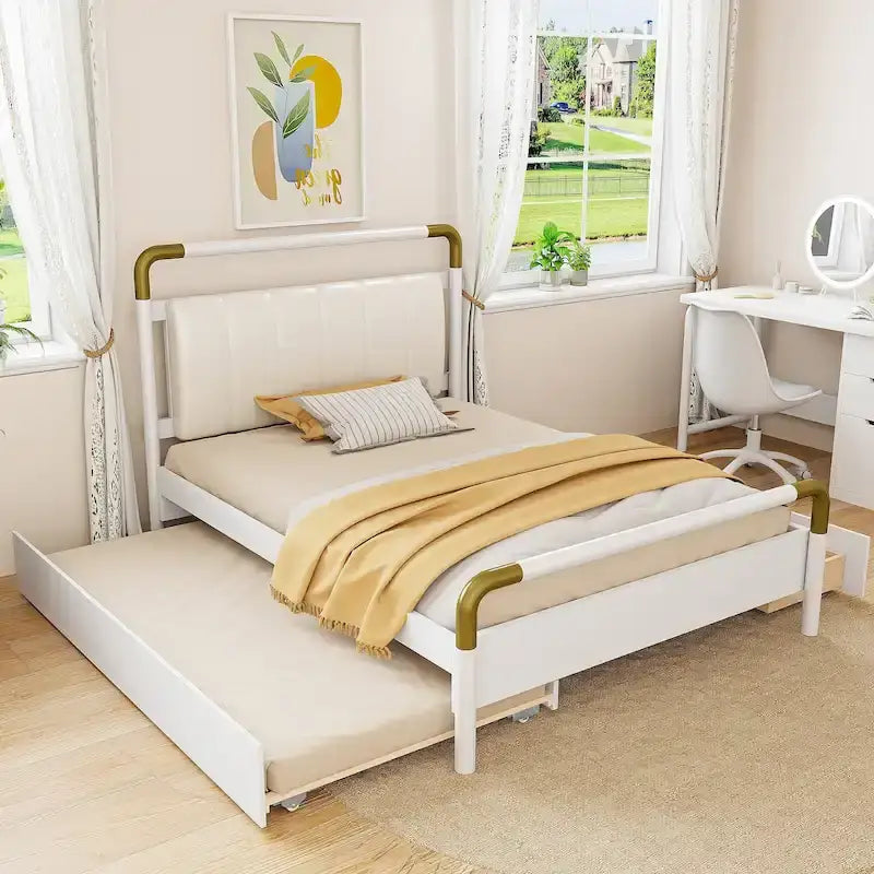 Lit plateforme grand format avec tête de lit en similicuir, montants en laiton courbés, 2 tiroirs de rangement et lit gigogne coulissant blanc