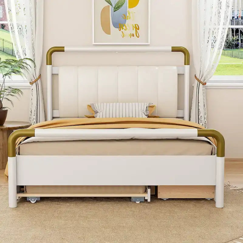 Lit plateforme grand format avec tête de lit en similicuir, montants en laiton courbés, 2 tiroirs de rangement et lit gigogne coulissant blanc