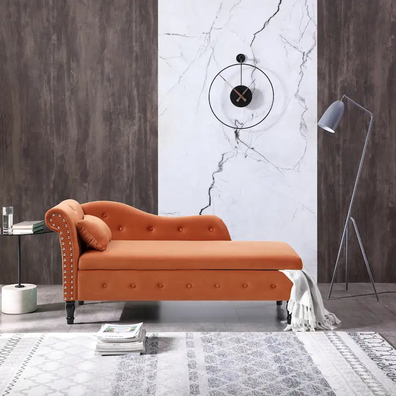 Chaise longue en velours orange capitonnée avec rangement et garniture cloutée