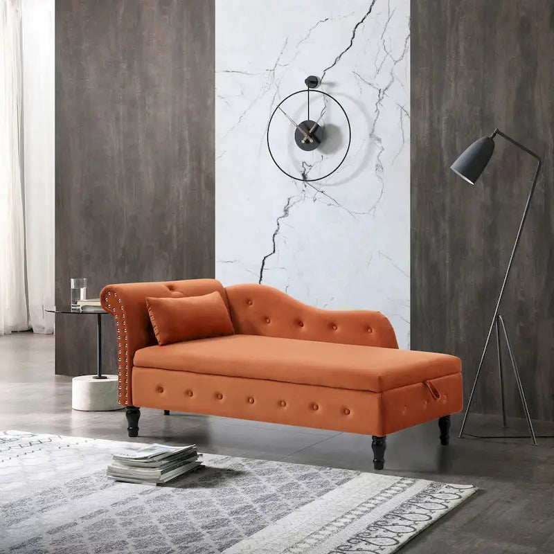 Chaise longue en velours orange capitonnée avec rangement et garniture cloutée