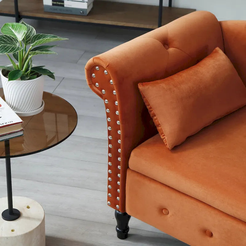 Chaise longue en velours orange capitonnée avec rangement et garniture cloutée