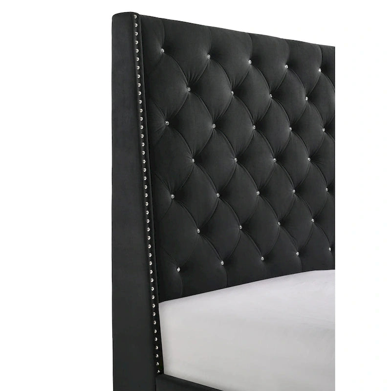Lit plateforme en velours noir à dossier haut avec capitonnage profond et garniture cloutée dorée
