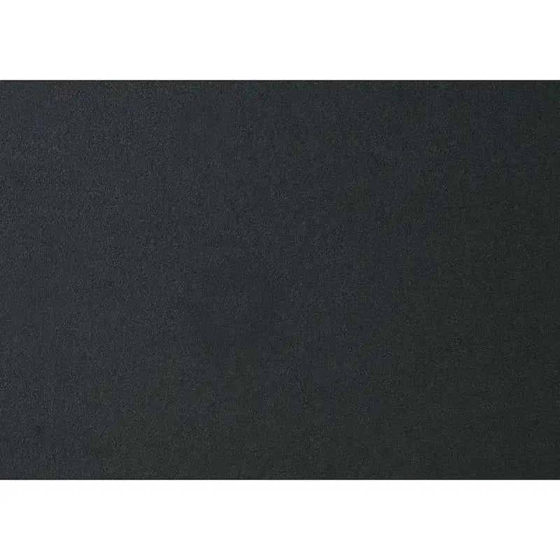 Lit plateforme en velours noir à dossier haut avec capitonnage profond et garniture cloutée dorée