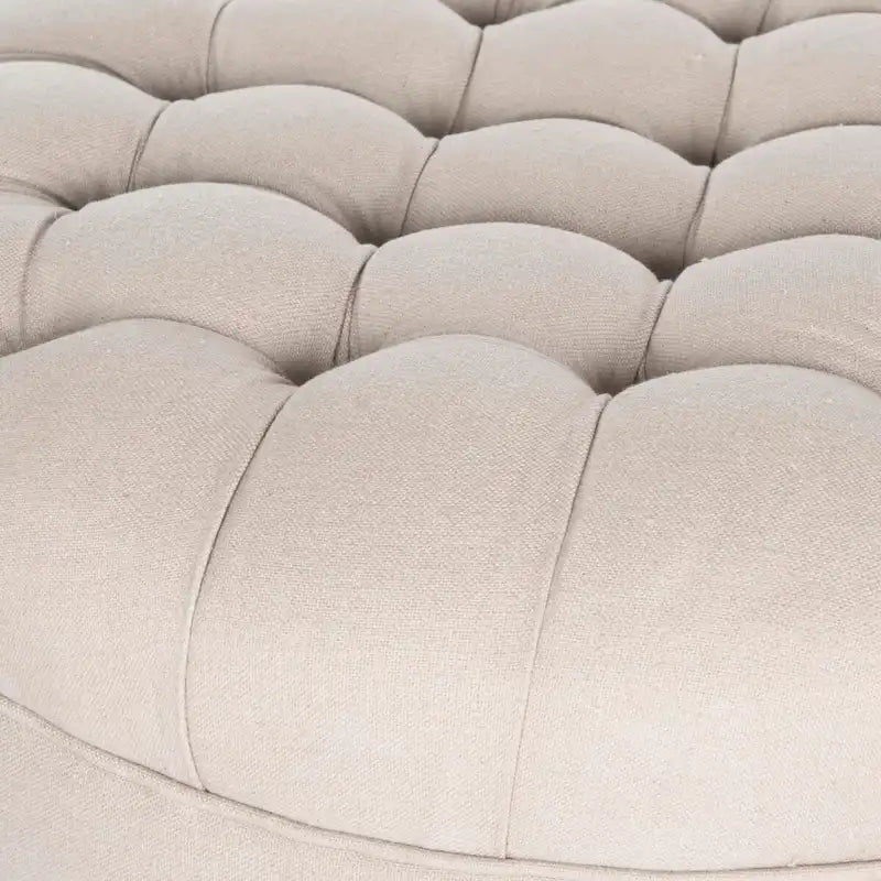 Pouf rond en lin capitonné avec pieds en bois tournés et roulettes, coloris champignon