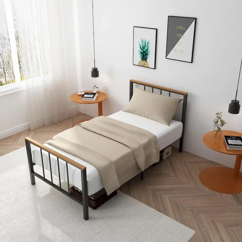 Lit plateforme en métal industriel avec tête et pied de lit à barreaux et rails en bois décoratifs noirs