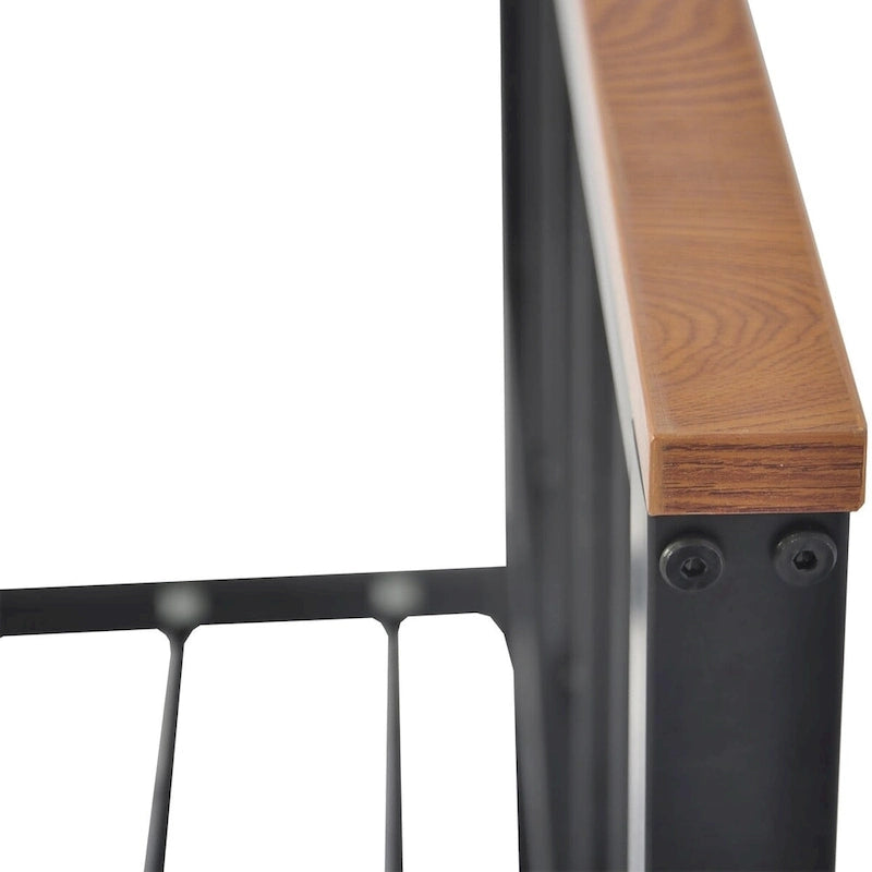 Lit plateforme en métal industriel avec tête et pied de lit à barreaux et rails en bois décoratifs noirs