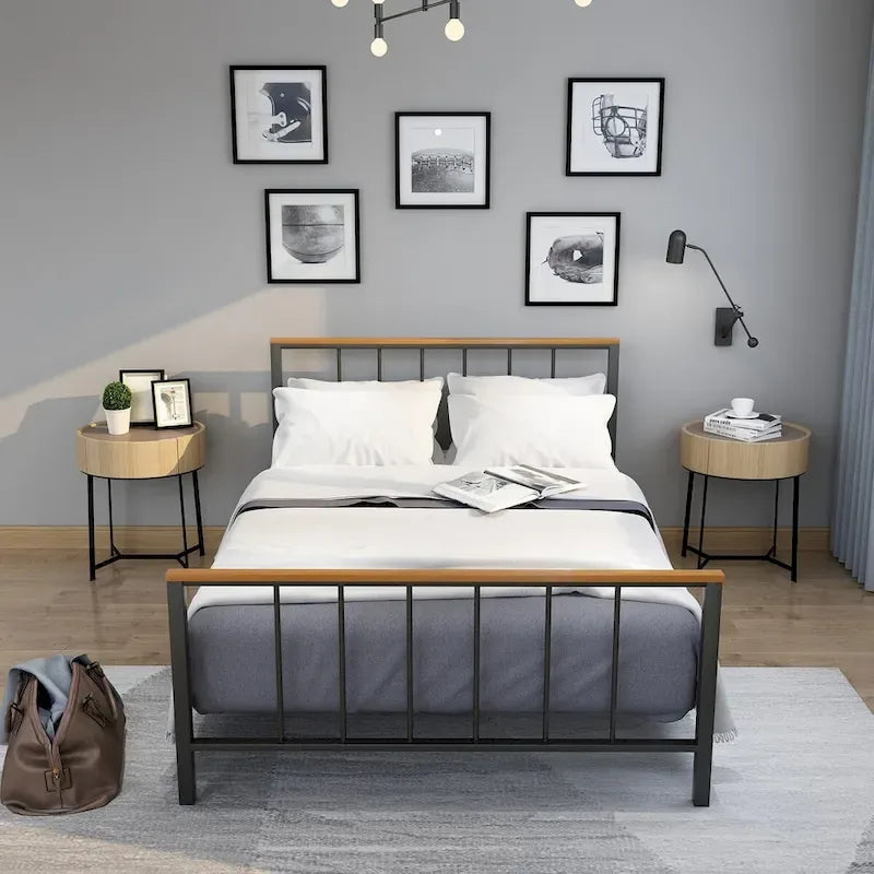 Lit plateforme en métal industriel avec tête et pied de lit à barreaux et rails en bois décoratifs noirs