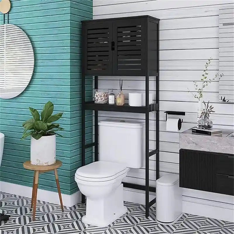 Meuble de rangement de salle de bain au-dessus des toilettes avec portes doubles à persiennes, étagère ouverte et cadre en bambou noir