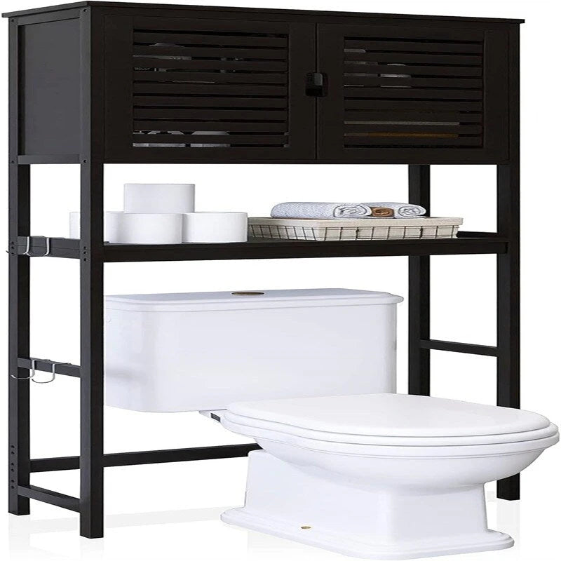 Meuble de rangement de salle de bain au-dessus des toilettes avec portes doubles à persiennes, étagère ouverte et cadre en bambou noir