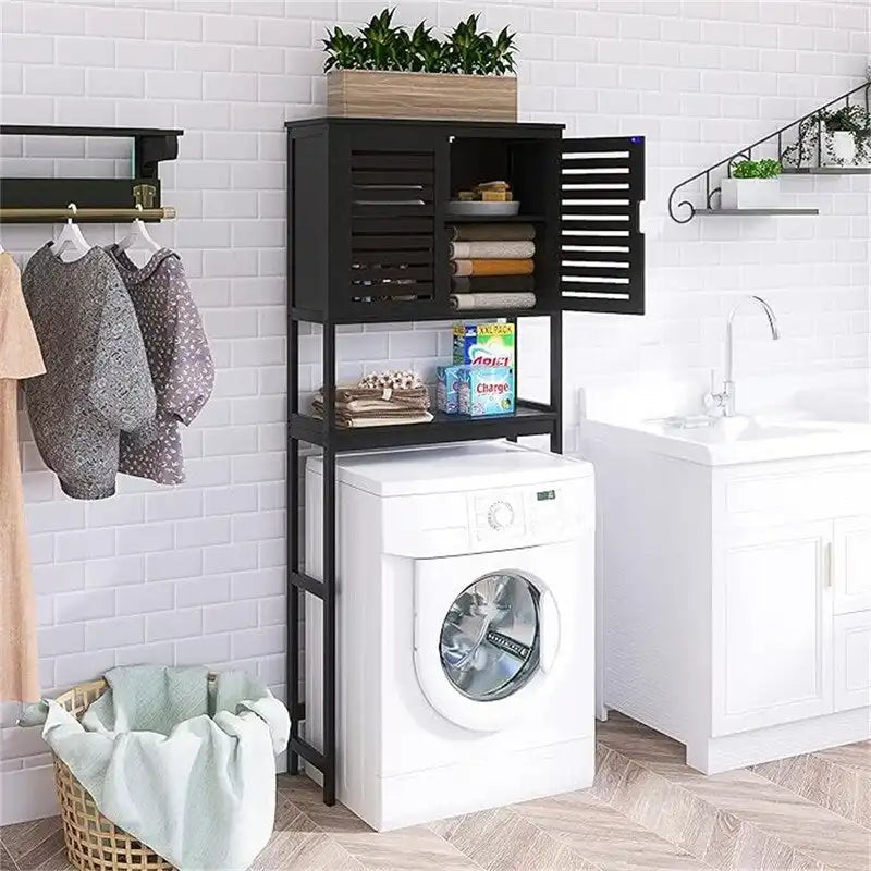 Meuble de rangement de salle de bain au-dessus des toilettes avec portes doubles à persiennes, étagère ouverte et cadre en bambou noir
