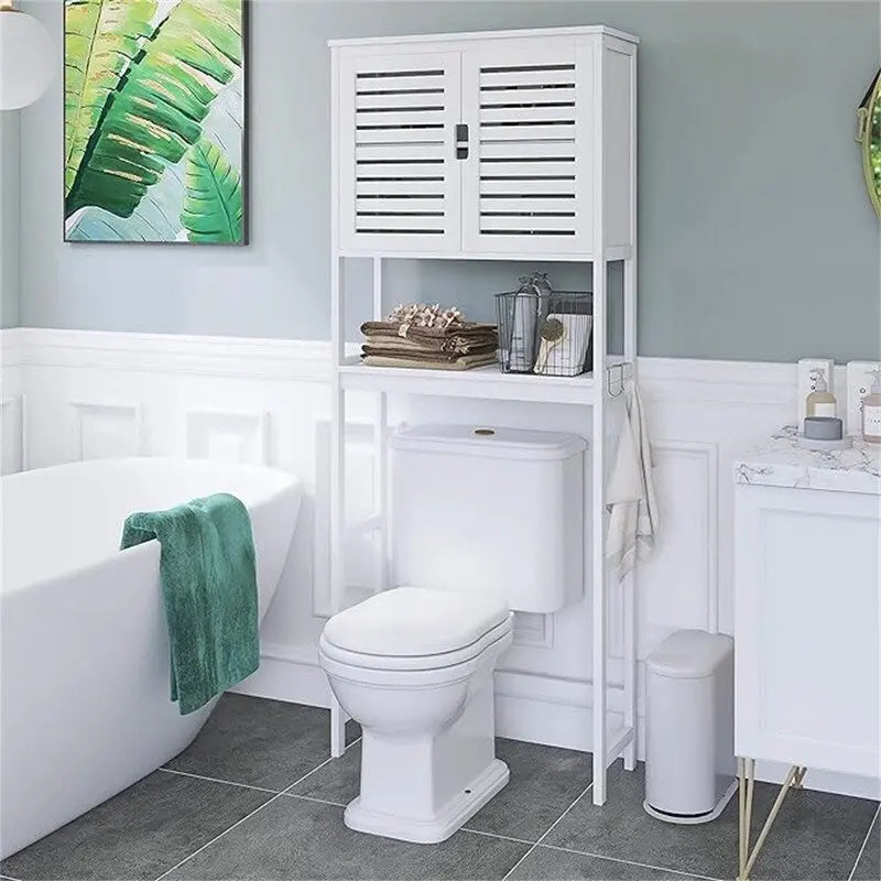 Meuble de rangement de salle de bain au-dessus des toilettes avec portes doubles à persiennes, étagère ouverte et cadre en bambou noir