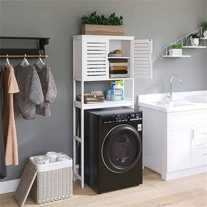Meuble de rangement de salle de bain au-dessus des toilettes avec portes doubles à persiennes, étagère ouverte et cadre en bambou noir