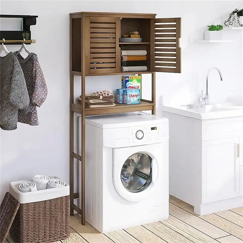 Meuble de rangement de salle de bain au-dessus des toilettes avec portes doubles à persiennes, étagère ouverte et cadre en bambou noir