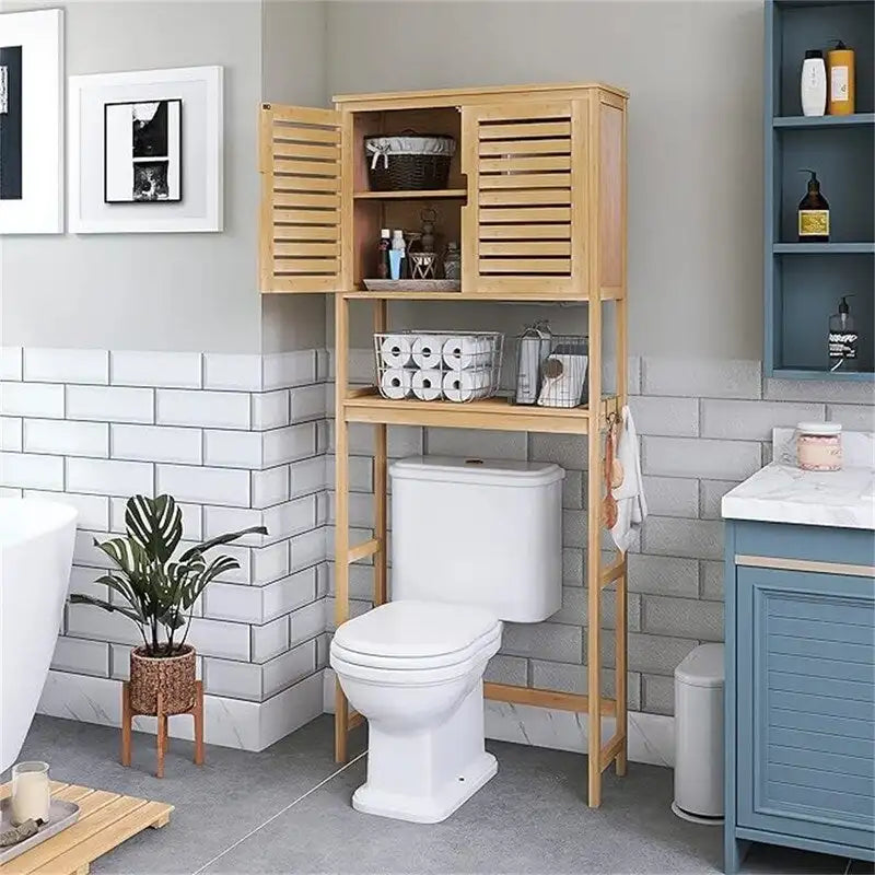 Meuble de rangement de salle de bain au-dessus des toilettes avec portes doubles à persiennes, étagère ouverte et cadre en bambou noir