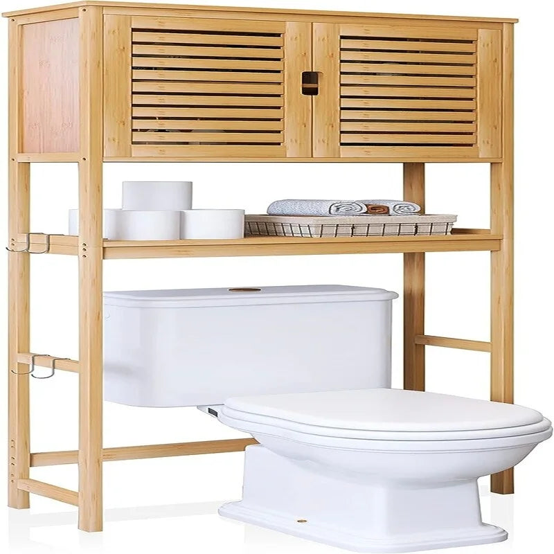 Meuble de rangement de salle de bain au-dessus des toilettes avec portes doubles à persiennes, étagère ouverte et cadre en bambou noir