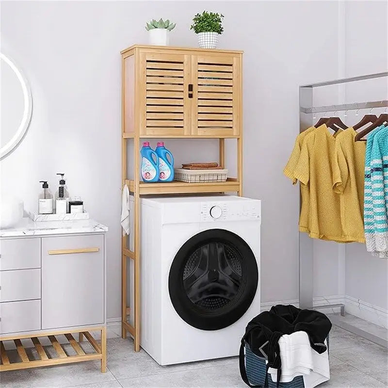 Meuble de rangement de salle de bain au-dessus des toilettes avec portes doubles à persiennes, étagère ouverte et cadre en bambou noir