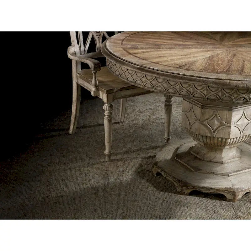 Table de salle à manger ronde de ferme de 54 po avec tablier festonné, piètement piédestal sculpté et rallonge